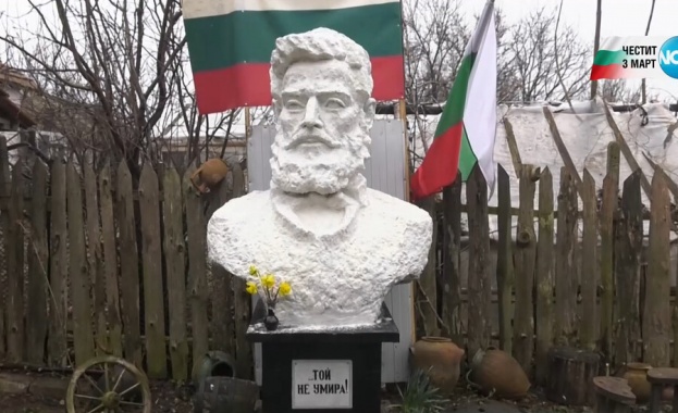 Семейство вдигна паметник на Ботев в двора на къщата си