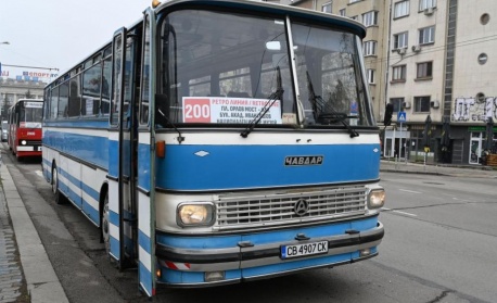 Ретро автобуси се движат до бившата резиденция на Тодор Живков