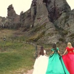 Българки се облякоха с „летящи” рокли в цветовете на трибагреника – с поздрав за 3 март