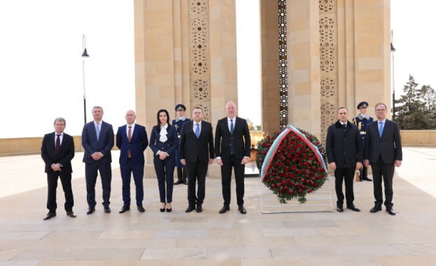 Росен Желязков и водената от него делегация положиха венец пред монумента на азербайджанския лидер Гейдар Алиев и на Алеята на мъчениците в Баку   