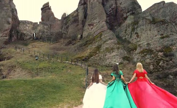 Българки се облякоха с „летящи” рокли в цветовете на трибагреника – с поздрав за 3 март