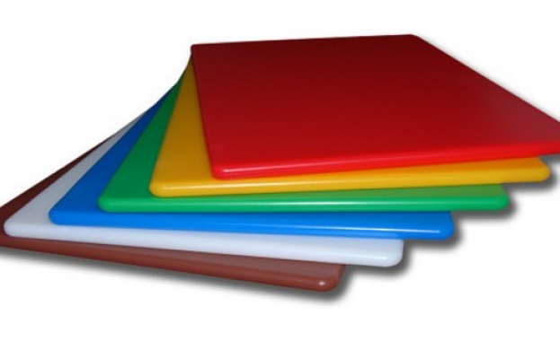 Много хора използват пластмасови вместо дървени дъски за рязане при