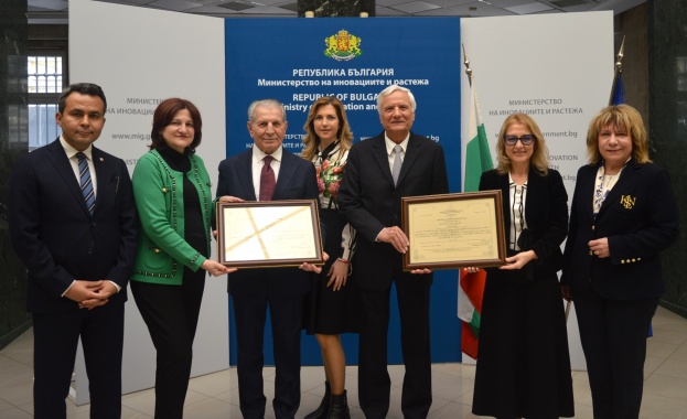 Министър Стойчева връчи два сертификата за приоритетни инвестиционни проекти на заводи в Шумен и Плевен  