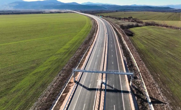 Движението по новия 13 6 км участък Макреш Бела от