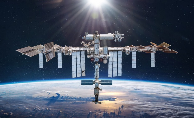 Космическият кораб Дракон на американската компания Спейс Екс който превозва