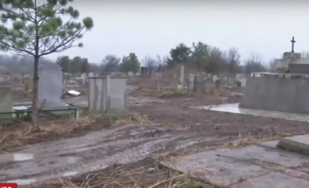 Изоран гробищен парк и изпочупени паметници в Долна Митрополия