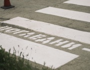 Бус помете две деца в Лом