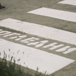 Бус помете две деца в Лом