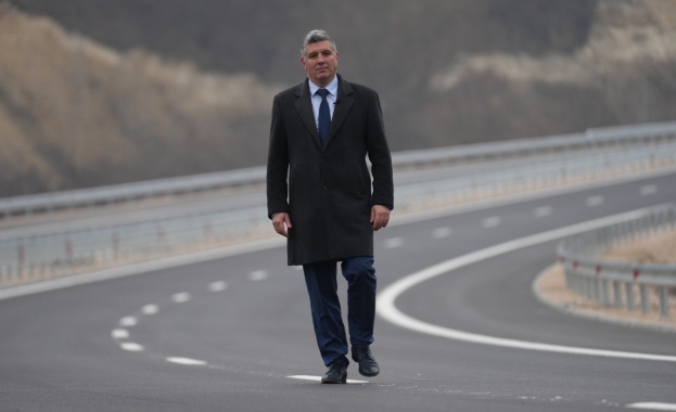 Завършени над 30 км магистрални участъци строителство на други 90