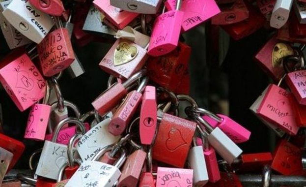 Туристи които докосват статуята на Жулиета в северния италиански град