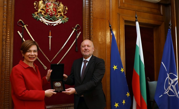 Министърът на отбраната Тодор Тагарев и извънредният и пълномощен посланик
