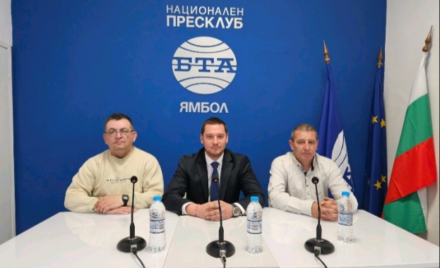 Депутатите от Алтернатива за Германия проф Райнер Ротфос и проф