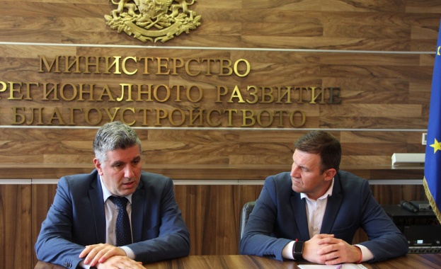 Министър Цеков подписа 442 споразумения със 115 общини за изпълнение на общински инфраструктурни проекти в страната