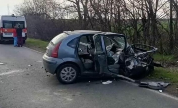 Шофьор загина, а жена е в тежко състояние след катастрофа в Ловешко