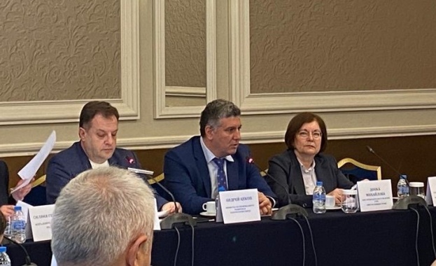 Министър Цеков: Няма проблем с финансовото обезпечаване на общинските проекти