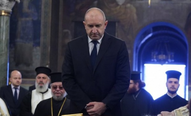 Радев, Денков, Габриел и Желязков се поклониха пред патриарх Неофит Радев, Денков, Габриел и Желязков се поклониха пред патриарх Неофит
