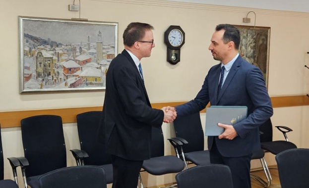 Засилване на българо-британските търговски отношения и инвестициите обсъдиха министър Богданов и Крис Бартън