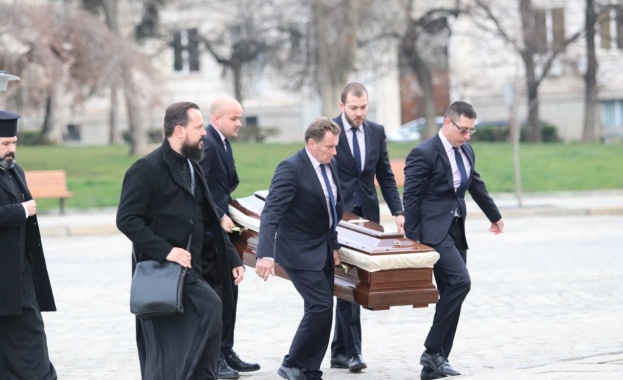Изложиха тленните останки на патриарха за поклонение в „Св. Александър Невски”