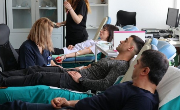 Лекари от УМБАЛ-Бургас и полицаи дариха кръв за пациенти