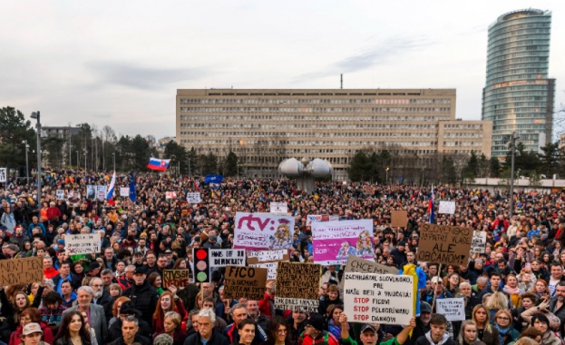 Хиляди хора се събраха на митинг в Словакия за да