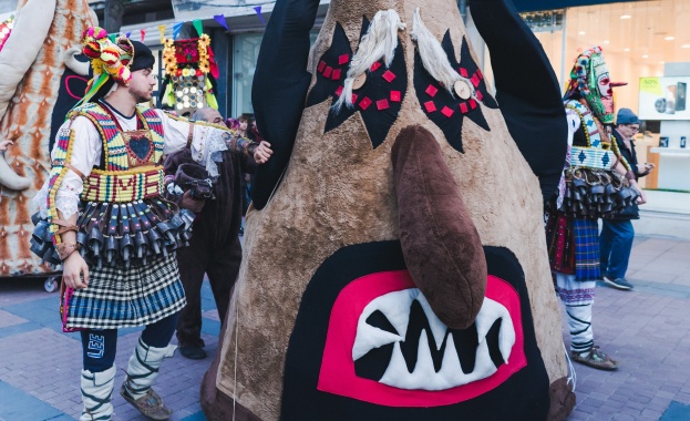 Колекцията от триметрови страховити маски гиганти е изложена по повод 25 ия