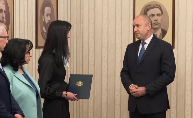 Първият мандат - връчен. ГЕРБ-СДС и ПП-ДБ отидоха заедно в Президентството