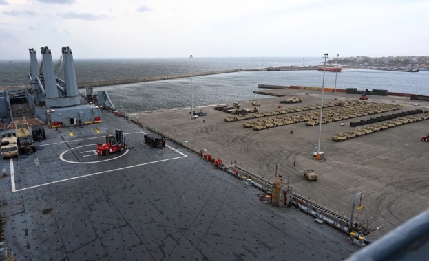 Американските танкове Aбрамс и бойните машини на пехотата Бредли са