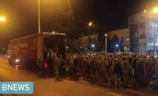 Над 50 чужди войници се качват в ТИР на летище