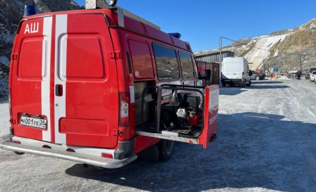 Тринадесет миньори са затрупани в една от най големите златни мини