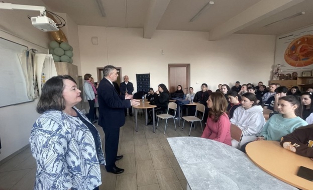 Две допълнителни пробни матури по български език и литература ще организира УНСС 