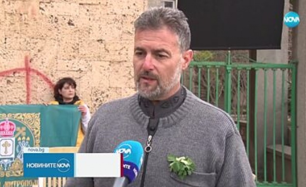 Свещеник обяви гладна стачка пред Митрополията в Сливен
