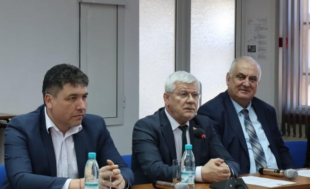 Министър Вътев: Днес се открива приемът по украинската помощ, към която земеделските производители имат засилен интерес