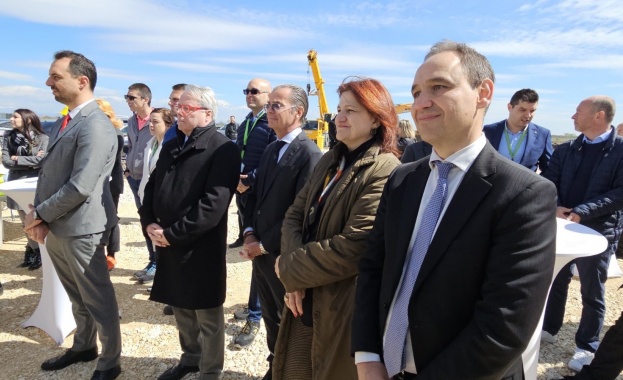 Зам.-министър Гиков участва в церемонията за старта на нова фабрика на „Шнайдер Електрик България“