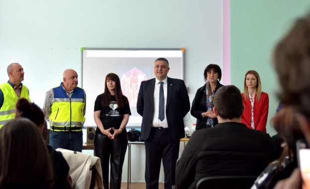Зам.-министър Димитър Недялков участва в дискусия по пътна безопасност с ученици от столично училище