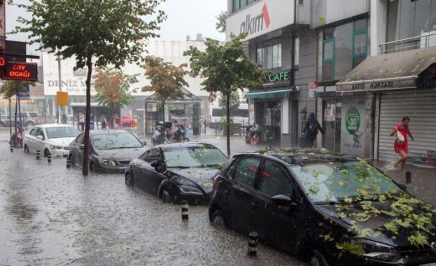 Мощна буря в Истанбул: Наводнени жилища и улици, огромни вълни в Мраморно море