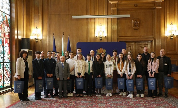 Отличените ученици в конкурса за 110-ата годишнина от Балканските войни бяха наградени в Министерството на отбраната  