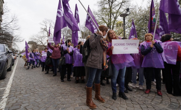 Здравни служители в училища и детски градини излязоха на протест пред СО