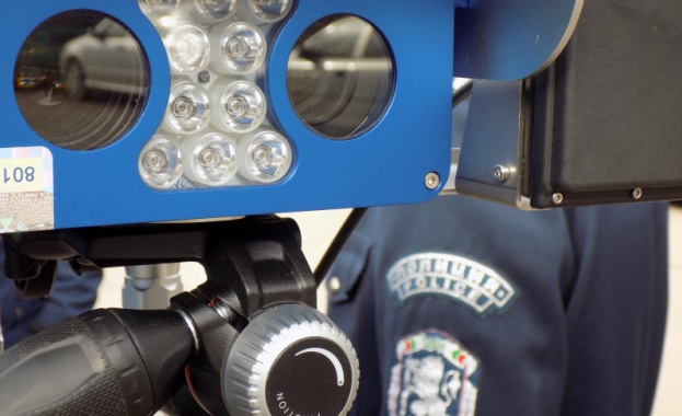 Крайпътните табла които отчитат скоростта със зелени или червени цифри