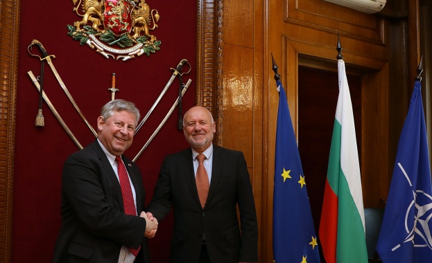 Вчера министърът на отбраната Тодор Тагарев проведе среща с директора