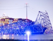 Товарен кораб срути мост на магистрала в САЩ, 6 души са в неизвестност