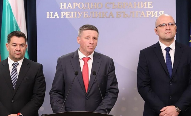 Изключените депутати и общински съветници от „Възраждане“ готвят нов политически проект