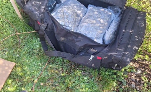 При специализирана операция криминалисти хванаха трима души след наркосделка в