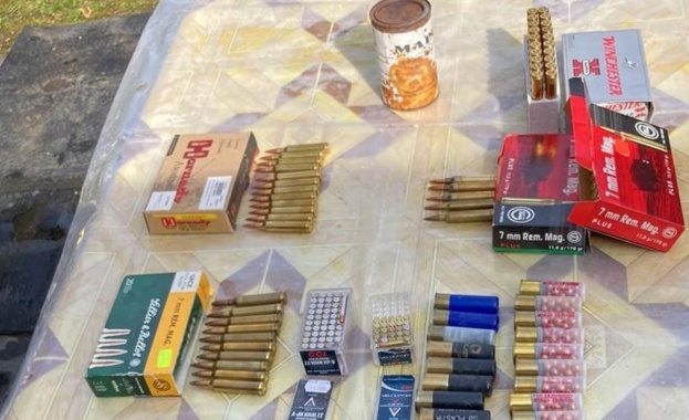 Иззеха ловни трофеи и боеприпаси в Челопеч съобщиха от МВР На