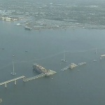 Седем души са загинали и 11 са ранени при срутване на мост в Индонезия