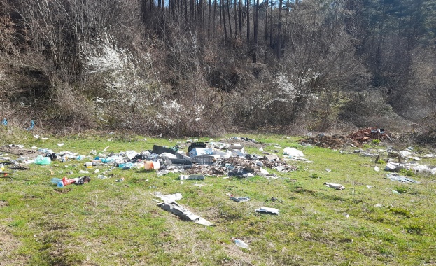 Община Етрополе започна почистването на нерегламентираните сметища на територията на