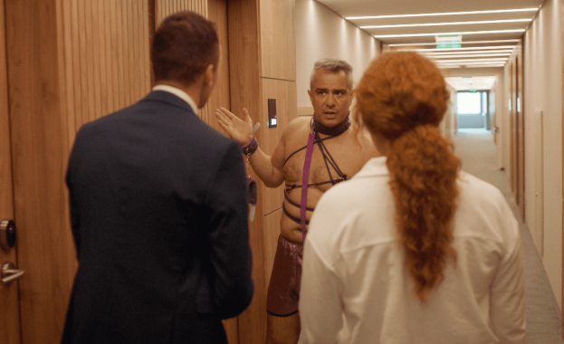 Жаден за сензация папарак ще надуши нещо интересно в хотела на „Съни бийч“