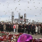 Бели жерави и траурен концерт край срутения „Крокус хол“