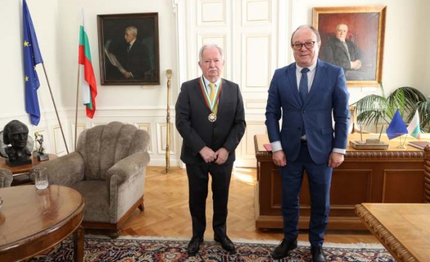 Проф дтн инж Цоло Вутов бе удостоен с Отличителния знак