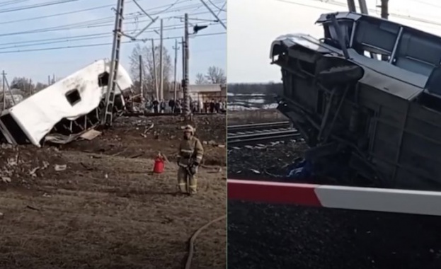 Катастрофа между автобус и влак край Москва, има загинали