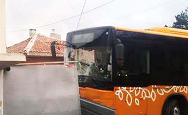 Разсеян шофьор заби автобус на градския транспорт в ограда на къща в Нови Искър